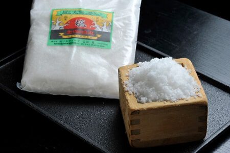 カツオのタタキに合う、高知県土佐佐賀の「天日塩」を使っています。