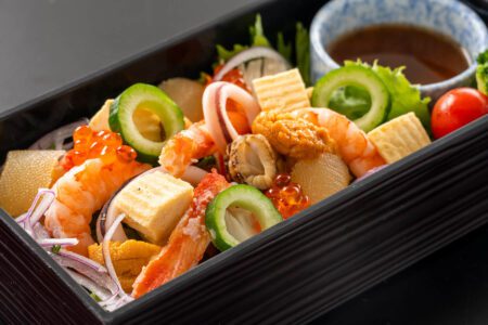 海鮮の宝石箱（鮑、蟹、雲丹、イクラ、数の子、海老、烏賊、生姜クリーミドレッシング）