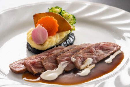 十勝牛のステーキ熟成ニンニク醬油ソースとレホールクリームソース