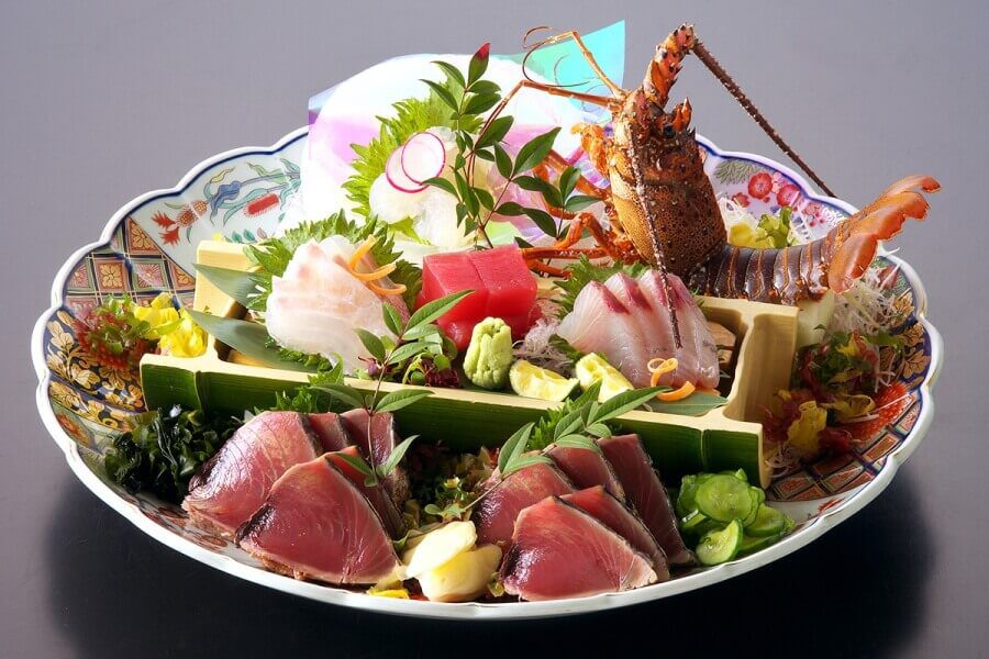 皿鉢料理は、カツオのタタキ、寿司など高知ならではの海と山の新鮮な味を楽しめる豪快な一品です。