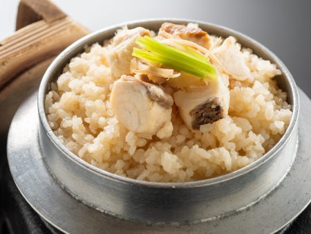 【鯛と土佐生姜の釜飯】蓋をあけると生姜の香りがふわっと広がり食欲をかきたてる、鯛と土佐生姜の絶品釜飯