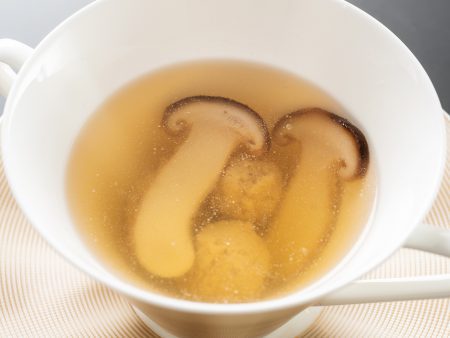【スープ】旨味が濃いごめんケンカシャモのクネルと秋の味覚松茸が味わえる贅沢なコンソメスープ。
