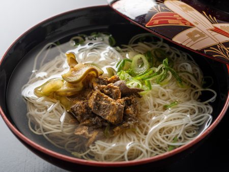 【ツガニ汁】旬のツガニを素麺と共に頂く。ツガニ独特の芳醇な香りとやさしく濃厚な旨味を愉しむ一杯。