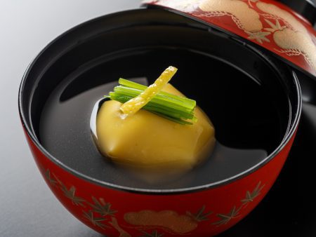 【椀物】秋の名月に見立てた豆腐茶巾に、日本料理ならではの上品な出汁がほっとするお椀。
