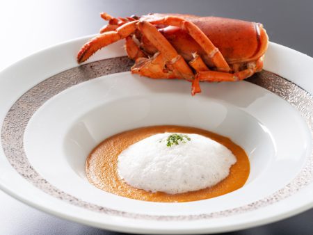 【スープ】冬のフレンチには欠かせないオマール海老のビスクは、濃厚でクリーミーな味わいが絶品です。