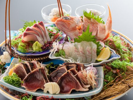 【皿鉢料理】鰹の藁焼きタタキに、旬魚の姿造りや乙女鯛など土佐湾で獲れた新鮮な御造りを豪快に盛り付け