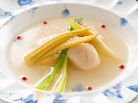 【スープポアソン】香味野菜を白ワインで煮だしたブイヨンに乙女鯛の身とのホタテにを加えたナージュ。