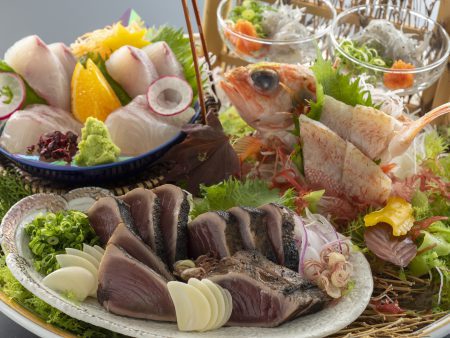 【皿鉢料理】藁で焼き上げた鰹のタタキに、旬魚の姿造りや乙女鯛など新鮮な旬魚の御造りを豪快に盛り付け
