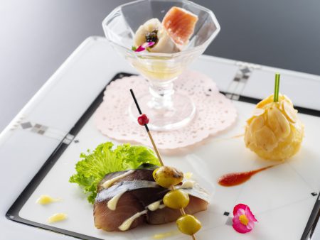 【オードブル】高知県産金目鯛のぺルノー酒ゼリー寄せ、燻製の風味を纏った清水さばを一皿でご堪能。
