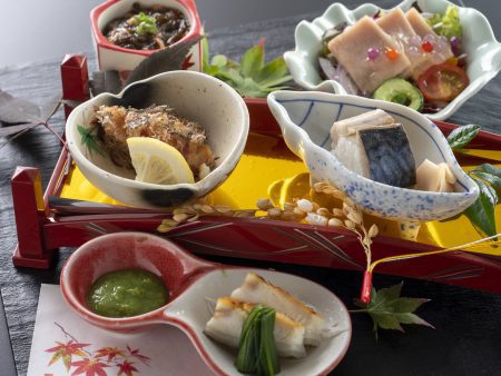 【前菜】ウツボぬた味噌や鯨さえずりサラダ、清水さば寿司など彩り鮮やかな高知らしいお料理が並ぶ。