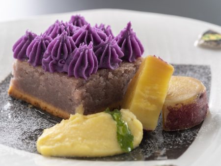 【デザート】当館の専属パティシエが心を込めておつくりする高知県産の食材を使用した特製デザート