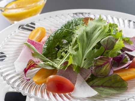 【サラダ】旬を迎えた土佐の伝統野菜『牧野野菜』の潮江菜と田村かぶの濃厚な味わいお愉しみください