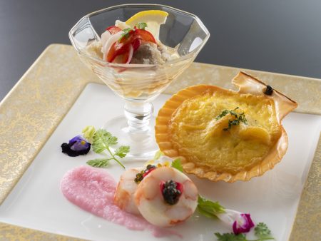 【オードブル】濃厚な長太郎貝と、ふぐと九絵の特製エスカベッシュを一皿に盛り付けた贅沢なオードブル