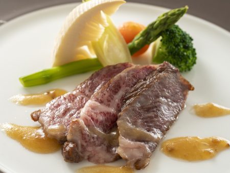 【土佐あかうしロースステーキ】幻の和牛、土佐あかうしのステーキは赤身とサシのバランスが抜群です。