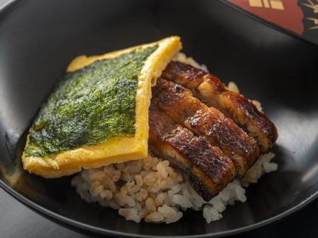 【ご飯】四万十うなぎは噛めば噛むほどに旨味が溢れます。濃厚な土佐ジローの卵や青さのりとご一緒に。