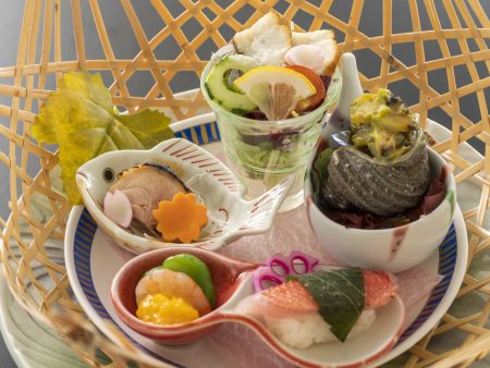 【前菜】土佐極鶏あしずりキングの塩糀焼きや金目鯛桜葉寿司、サザエ木の芽和えなど彩り鮮やかに盛り付け
