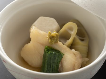 【煮物】長きに渡り引き継がれる口伝の和風出汁が優しく身体に染みわたる旅館の煮物料理。