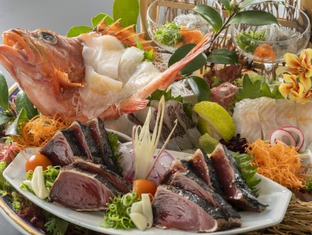 【皿鉢料理】鰹の藁焼きタタキに、旬魚の姿造りや乙女鯛など土佐湾で獲れた新鮮な御造りを豪快に盛り付け