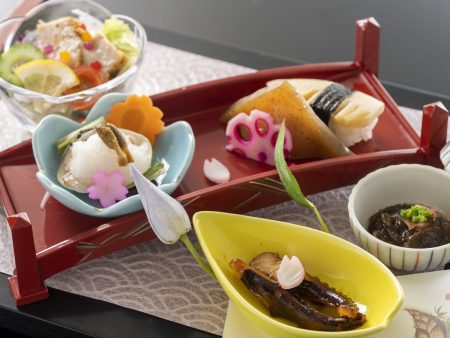 【前菜】酒盗もずくや田舎寿司、四万十鶏サラダなど土佐食材を彩り鮮やかに盛り付け