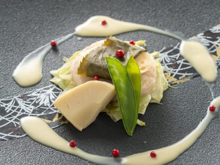 【桜葉オーブン焼き】桜葉で包んだ舌平目とエビムースをオーブン焼きに。食べると桜の香りがふわっと広がる