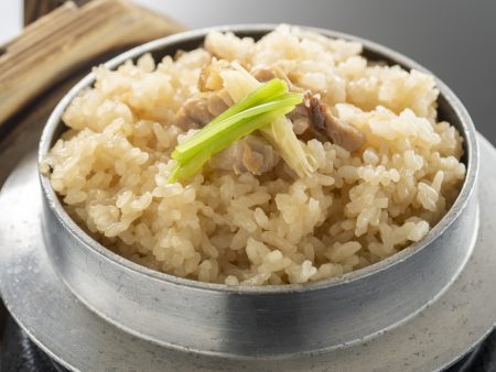 【四万十鶏と土佐生姜の釜飯】蓋を開けた瞬間に香る生姜の香りと四万十鶏の旨味が堪らない絶品釜飯