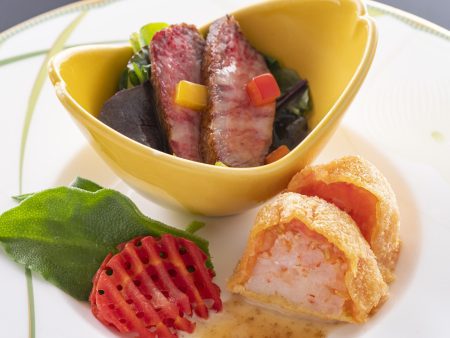 【松肴】佐川町産アルテトマトを使用した黒毛和牛のローストと海老の射込み揚げを一皿でご堪能いただけます。