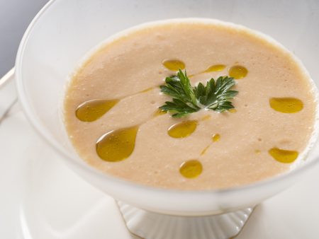【スープ】優しい白桃の甘みとトマトの酸味が見事に調和した口当たりもまろやかな涼を感じる冷製スープ。