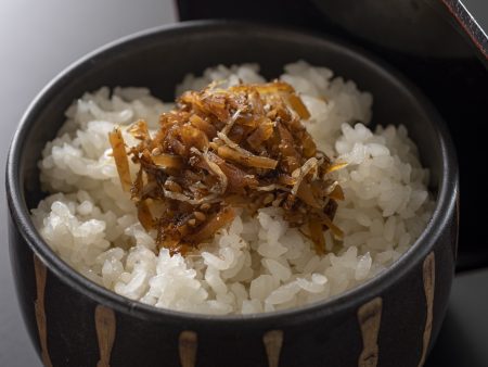 【御飯】高知県産米のよさ恋美人の上にのせた「朝倉山椒」のちりめん山椒が食欲をそそります。