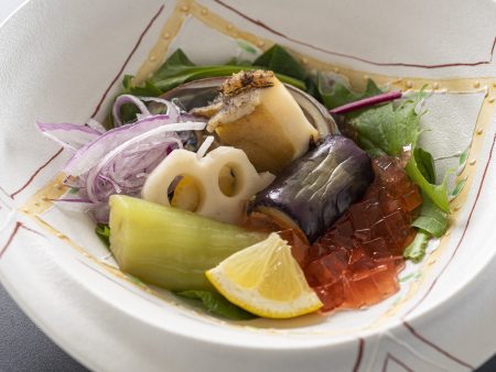 【先附】もっちりとした食感の鮑の柔らか煮は甘酸っぱい高知県産スイカのジュレで夏らしい味わいに。