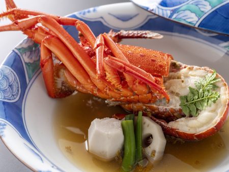 【伊勢海老の具足煮】ぷりっぷりな伊勢海老の身を当館こだわりの出汁でじっくりと煮込んだ、自慢の一品。