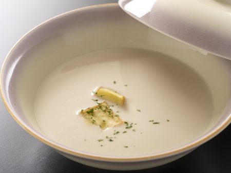 【スープ】焼き上げた栗の独特の甘さと香ばしさを、クリーミーなスープで優雅に纏め上げました。