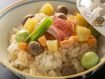【御飯】高級食材である金目鯛メインにほくほくの零余子と栗の甘みも御飯に染み込み、深みのある味わいに。