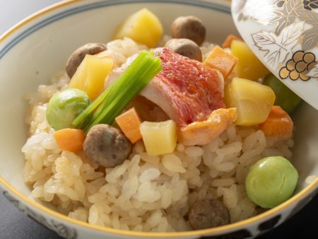 【御飯】高級食材である金目鯛メインにほくほくの零余子と栗の甘みも御飯に染み込み、深みのある味わいに。