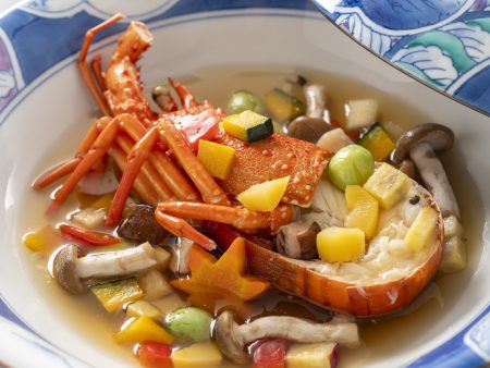 【松肴】松茸の香りが食欲を引き立てる和牛のすき焼き。直七を絞っていただくと爽やかな風味が加わります。