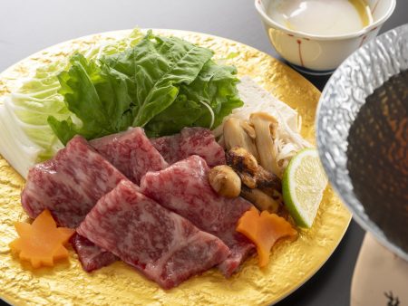 【松肴】松茸の香りが食欲を引き立てる和牛のすき焼き。直七を絞っていただくと爽やかな風味が加わります。