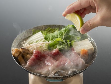 【松肴】松茸の香りが食欲を引き立てる和牛のすき焼き。直七を絞っていただくと爽やかな風味が加わります。