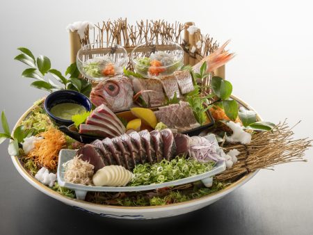 【皿鉢料理】藁で焼き上げた鰹のタタキに、旬魚の姿造りや土佐勘八など新鮮な旬魚を豪快に盛り付け。