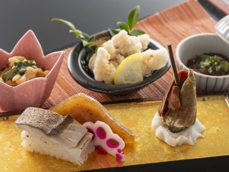 【前菜】ウツボの唐揚げや土佐貝旨煮、酒盗もずくなど、高知の食材を盛り付けた鮮やかな前菜。