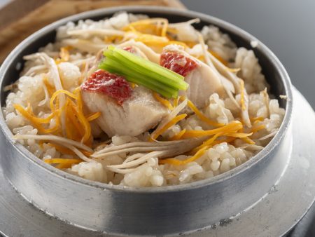 【釜飯】艶々に炊きあがった高知県産のお米と脂ののった金目鯛とシャキシャキな根菜の絶品釜飯