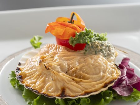 【帆立グラタン】肉厚な帆立と上品な甘みのプラチナサツキマスのグラタン。冬には絶好の一品