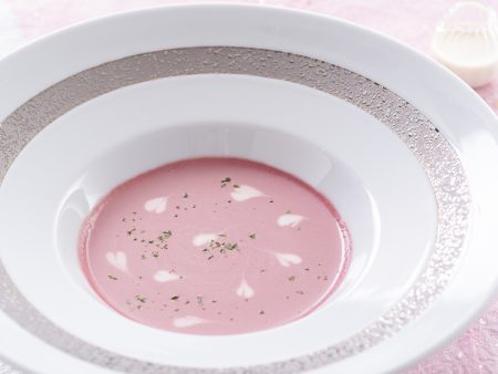 【スープ】ビーツの深い赤色とその繊細な甘み、豆乳の滑らかな口当たりが見事に調和した一品です。