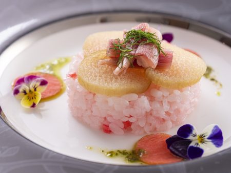 【アミューズ】田舎寿司の素朴な美味しさに茗荷や琉球のピクルスなどフレンチの洗練された技法を融合。