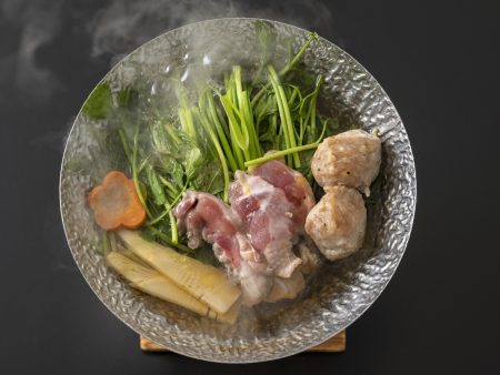 【鍋物】じっくり煮込んだ『土佐・本川献上手箱きじ』は、噛むほどに旨味が増す滋味深い味わいが特徴です。
