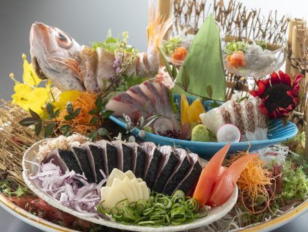 【皿鉢料理】藁で焼き上げた鰹のタタキに、乙女鯛やどろめなど新鮮な旬魚の御造りを豪快に盛付け