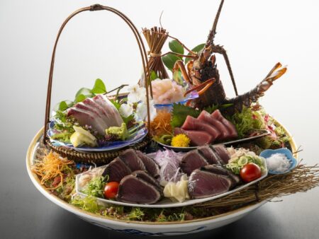 【皿鉢料理】ぷりっぷりの伊勢海老姿造りに塩で頂く鰹のタタキ、土佐湾で獲れた新鮮な旬魚の盛り合わせ。