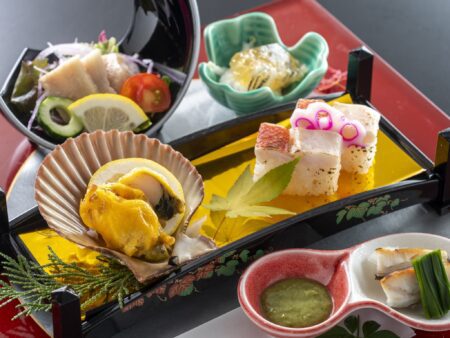 【前菜】ウツボぬた味噌や長太郎貝の黄金焼きなど、高知の味覚をお愉しみ頂く一皿。