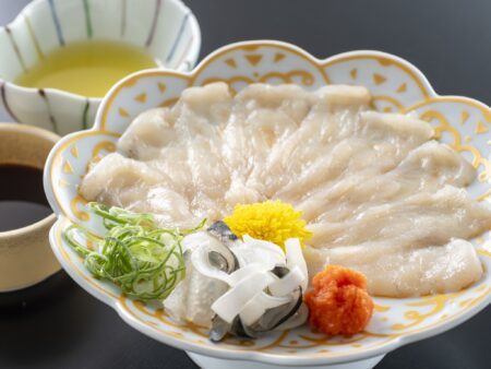 【ふぐてっさ】弾力のあるてっさを薬味と共にあっさりとお召し上がりください。