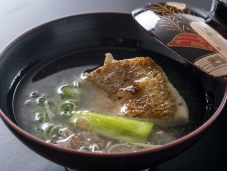【のどぐろみぞれ汁】 脂がのったのどぐろに、みぞれが加わることでさらに味わい深い一品に。