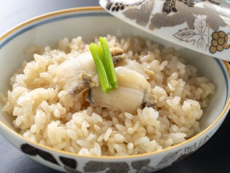 【鮑の炊込みご飯】心地良い食感の鮑をご飯と炊き上げる事で旨味が広がり深い味わいを生み出す。