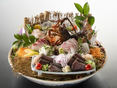【皿鉢料理】地物伊勢海老や藁焼き鰹のタタキをメインに土佐湾で獲れた新鮮な旬魚のお刺身と名物ドロメ。